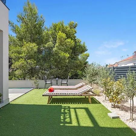 2 Bedroom Gorgeous In Apartment *