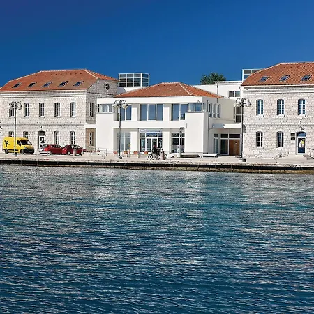 2 Bedroom Gorgeous In *